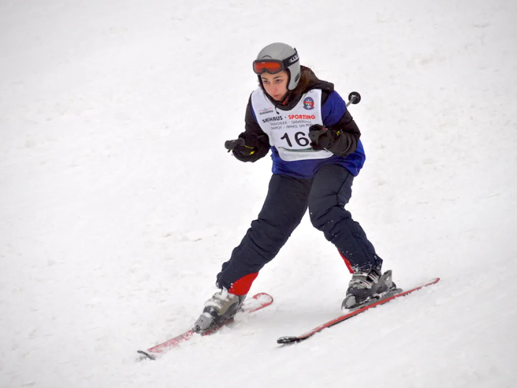 Skifahrer mit Startnummer 16 auf der Rennstrecke.
